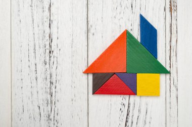 kopya alanı olan bir ev şeklinde ahşap tangram