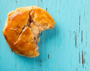 Üstten Görünüm tatlı mini chewy kek veya ahşap arka plan mavi bir ısırık ile onlarısadece kek