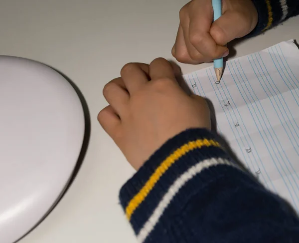 Dziecko Uczy Się Napisać List — Zdjęcie stockowe