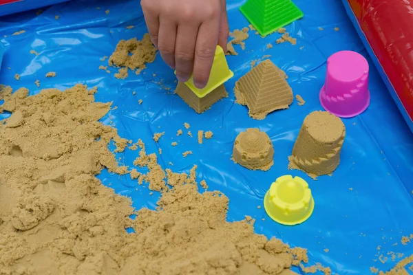 用模具用沙子制作不同形状的孩子 — 图库照片
