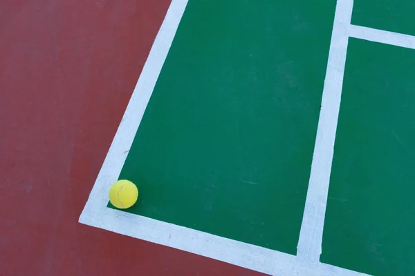 ハード コートのコーナーのすぐ内側テニス ボール — ストック写真