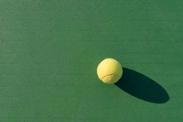 Bola Tênis Chão Uma Manhã Ensolarada — Fotografia de Stock