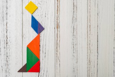 zarif bir Bayan kopya alanı ile etek giyer şeklinde ahşap tangram