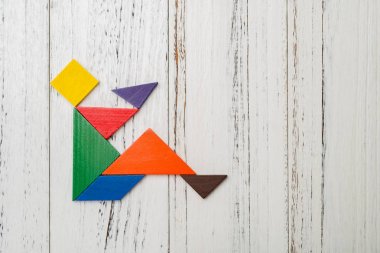 oturarak ve kase sıvı içme bir insanlar gibi şeklinde ahşap tangram