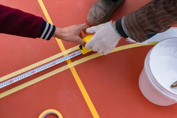 Lavoratori Che Misurano Segnano Linea Laterale Sul Pavimento Uno Stadio — Foto Stock