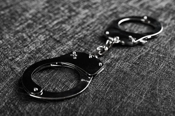 kelepçeye karanlık bir arka plan üzerinde