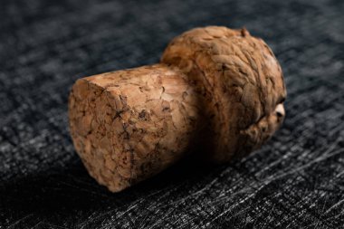 Stüdyo ateş şampanya şişe koyu bir backrgound tarihinde ahşap Cork