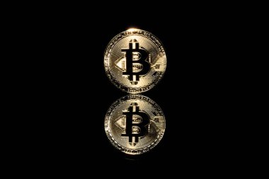 bitcoin yansıması ile siyah arka plan üzerine
