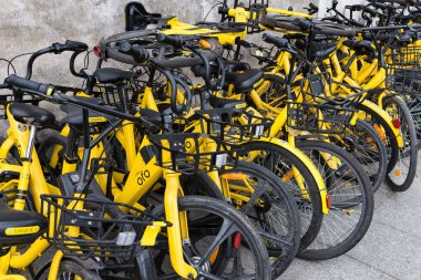 Zhongshan; Guangdong; Çin-Mar 4; 2018: paylaşılan Bisiklet yolun bir kenara koymak. Çin'de birçok paylaşılan Bisiklet ve oldukça biraz-in onları terk edilmiş.