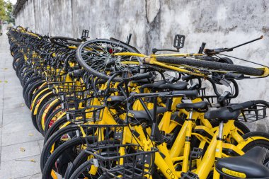 Zhongshan; Guangdong; Çin-Mar 4; 2018: paylaşılan Bisiklet yolun bir kenara koymak. Çin'de birçok paylaşılan Bisiklet ve oldukça biraz-in onları terk edilmiş.