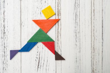 beyaz kopya alanı ile buz pateni bir insan şeklinde ahşap tangram