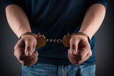 önünde elleri kelepçeli tutuklandı adam