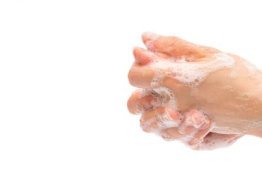 genç erkek üzerinde beyaz sabunlu sıvı el yıkama