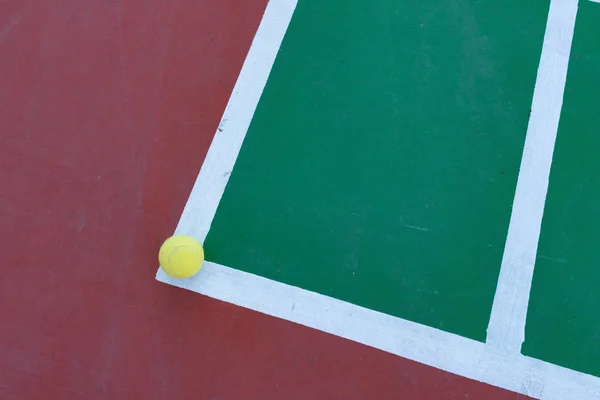 ハード コートの角にテニス ボール — ストック写真