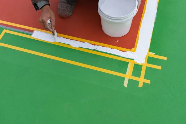 Trabajador Pintando Línea Lateral Suelo Para Estadio Aire Libre —  Fotos de Stock