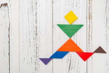 bir çalışan insanlar ve kopya alanı ile jumpping şeklinde ahşap tangram