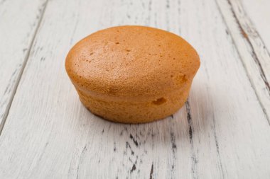 yan görünümü stüdyo çekimi ahşap arka planda sarısı dolu pastası