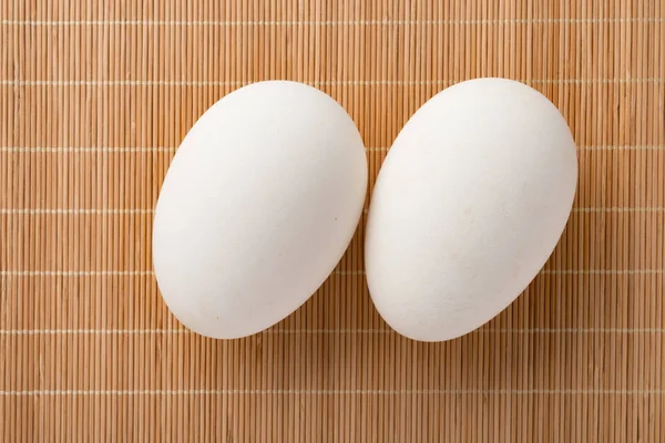 Reus Grootte Goose Eieren Een Bamboe Mat — Stockfoto