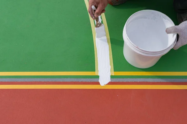 Trabajador Pintando Línea Lateral Suelo Para Estadio Aire Libre — Foto de Stock