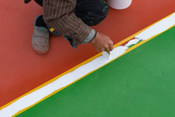 Trabajador Pintando Línea Lateral Suelo Para Estadio Aire Libre — Foto de Stock