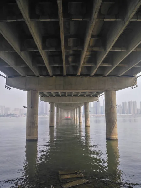 Fundo Uma Grande Ponte Cruza Composição Vertical Rio — Fotografia de Stock