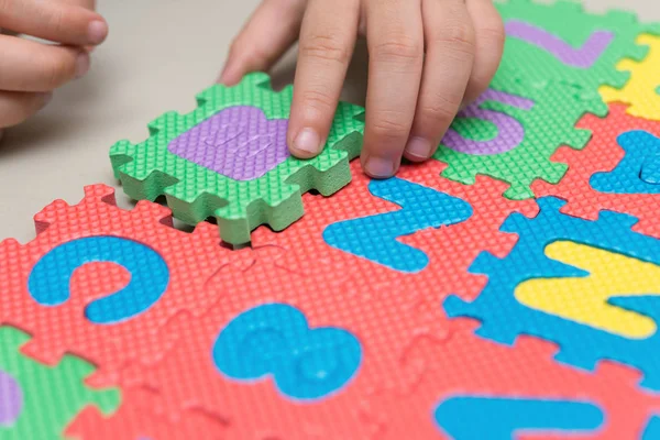 Enfant Jouer Alphabet Puzzle Puzzles Sur Canapé — Photo