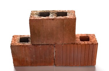 beyaz zemin üzerinde üç tuğla