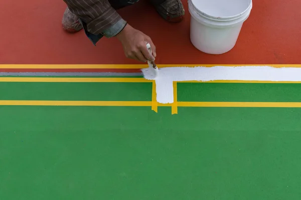 Trabalhador Pintando Linha Lateral Chão Para Estádio Livre — Fotografia de Stock