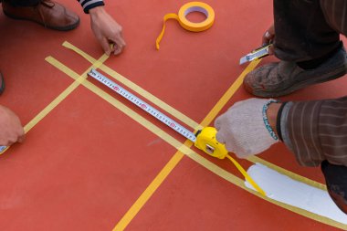 ölçme ve ek iş için açık bir stadyum katta işaretleme işçiler