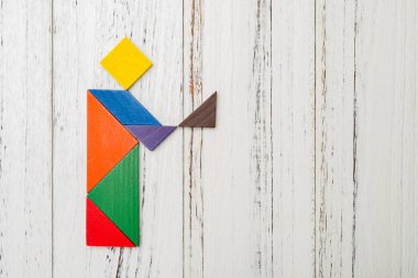 bir şey el üstünde tutan bir insanlar gibi şeklinde ahşap tangram