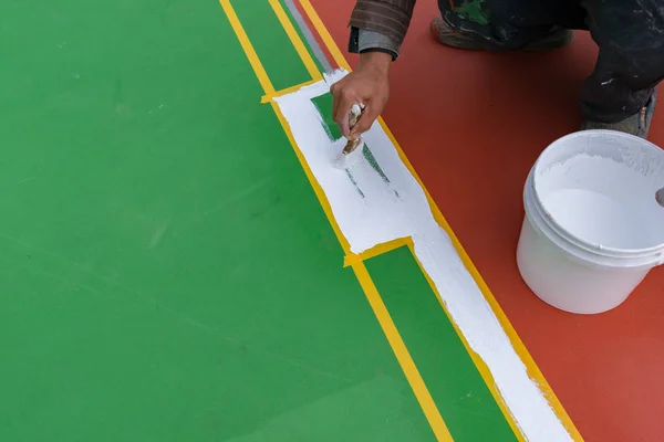 Trabajador Pintando Línea Lateral Suelo Para Estadio Aire Libre —  Fotos de Stock