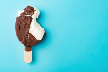 mavi bir arka plan üzerinde bazı çikolata dış dondurma alıntılar