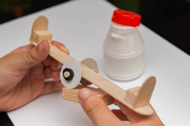 evde bir teetertotter modeli yapma çocuk