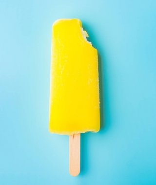 mavi bir arka plan bir ısırık ile sarı buzlu şeker