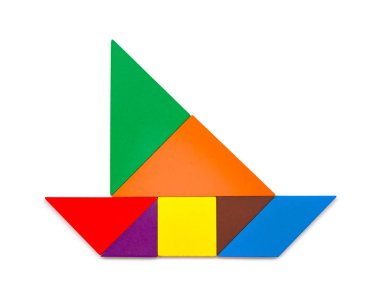 beyaz zemin üzerinde bir yelkenli şeklinde ahşap tangram