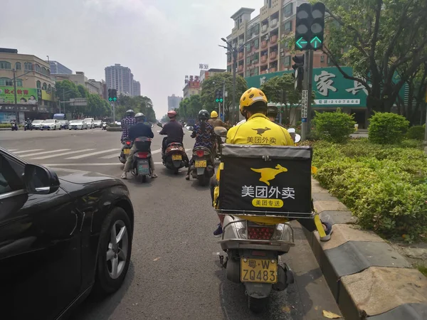 Zhongshan China April 2018 Meituan Food Delivery Way Delivering Food — стоковое фото
