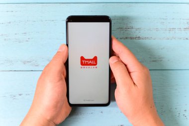 Zhongshan, Çin-6 Kasım 2019: Tmall adında bir Çin mobil uygulaması açan adam. 11 numara Çin 'in yıllık alışveriş günüdür..