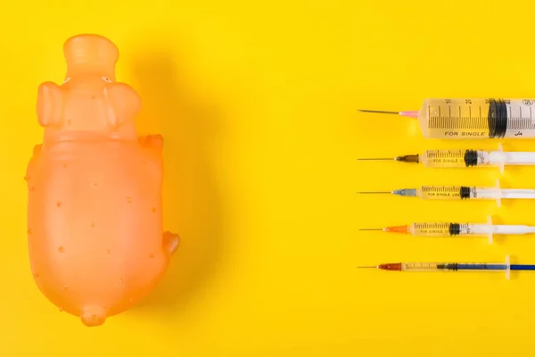 Seringas Visão Superior Com Suínos Conceito Fundo Amarelo Peste Suína — Fotografia de Stock