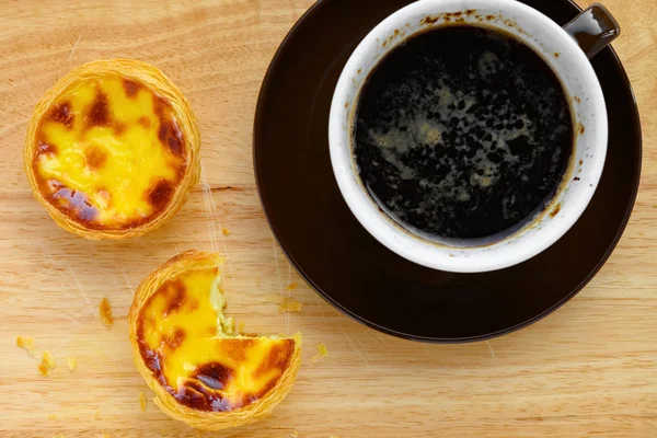 Üst Manzara Taze Portekiz Yumurtalı Tartlar Bir Çeyreklik Kesilmiş Bir — Stok fotoğraf