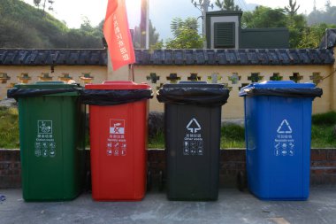 Xinxing, Guangdong, Çin-2 Ekim 2019: çöp ayıklama için farklı renk çöp kutuları, yani. Mutfak, zararlı, diğer ve geri dönüşümlü atık.