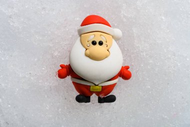 Noel Baba 'nın Noel Baba' nın Noel süsleri karların üzerinde.