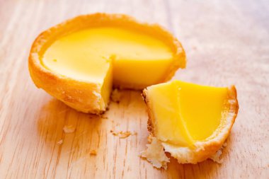 Bir çeyreklik taze yumurtalı tart. Yakından kesilmiş.