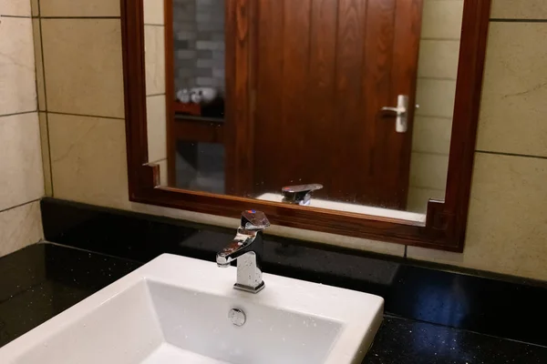 Łazienka Białą Umywalką Chromowanym Kranem Pokoju Hotelowym — Zdjęcie stockowe