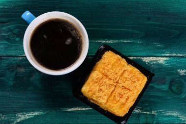 Üst manzara doğranmış domuz pastası ve bir fincan kahve.