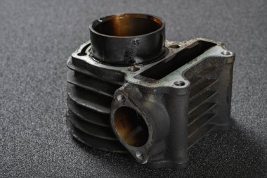 yan görünüm makine parçaları koyu arkaplan üzerinde