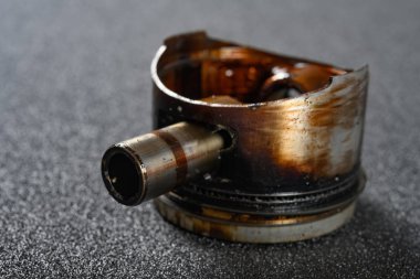 yan görünüm makine parçaları koyu arkaplan üzerinde