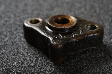 yan görünüm makine parçaları koyu arkaplan üzerinde