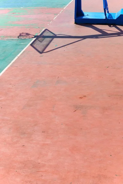 Basketballrahmen Und Sein Schatten Einem Außenplatz Vertikale Komposition — Stockfoto