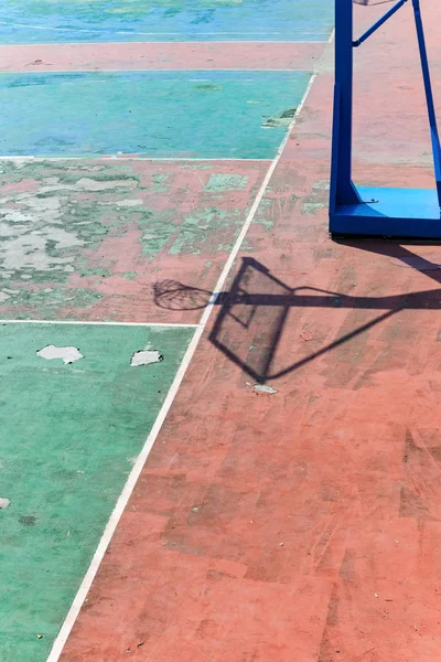 Telaio Basket Sua Ombra Una Composizione Verticale Corte Esterna — Foto Stock