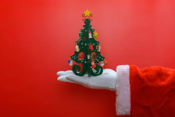 Santa Claus Segurando Modelo Árvore Natal Frente Fundo Vermelho — Fotografia de Stock